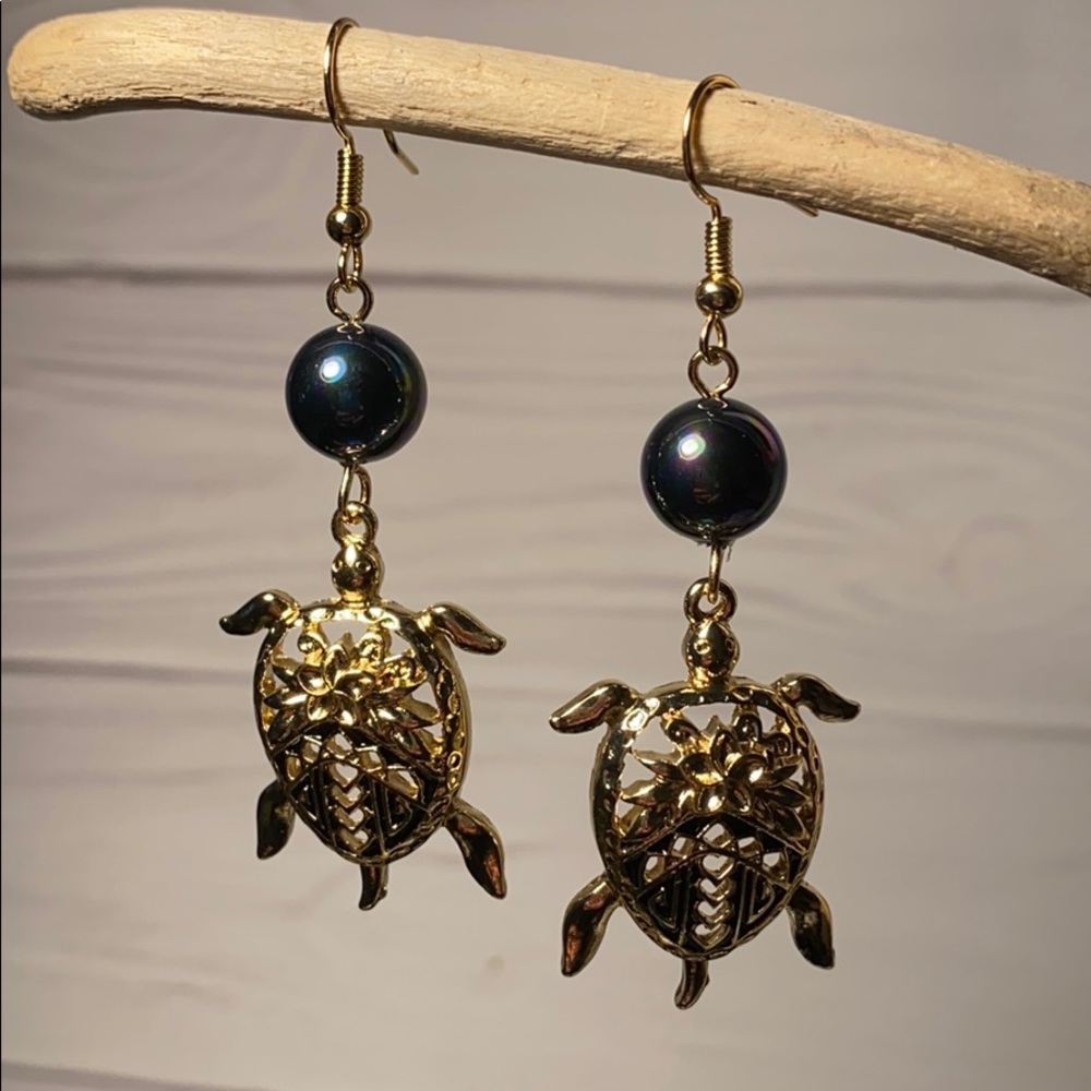 Hawaiian Honu (Turtle) with Shell Pearl Earrings
